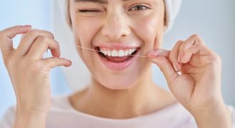 اکتشاف تفاوت‌های نخ دندان و خلال دندان چوبی و آموزش نحوه صحیح استفاده از نخ دندان برای حفظ سلامت دهان و دندان.