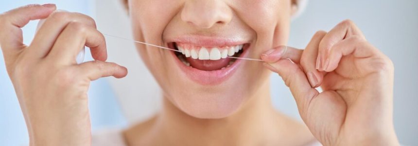 اکتشاف تفاوت‌های نخ دندان و خلال دندان چوبی و آموزش نحوه صحیح استفاده از نخ دندان برای حفظ سلامت دهان و دندان.