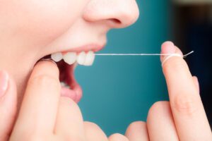 استفاده از نخ دندان: کلید حفظ سلامت دهان و دندان 1 چرا استفاده از نخ دندان اهمیت دارد؟