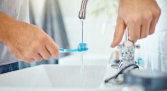 مرطوب کردن مسواک