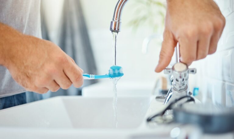 مرطوب کردن مسواک