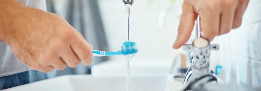 مرطوب کردن مسواک